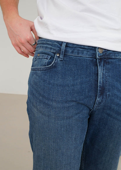 Relaxed Tapered Jeans In Mid Blue