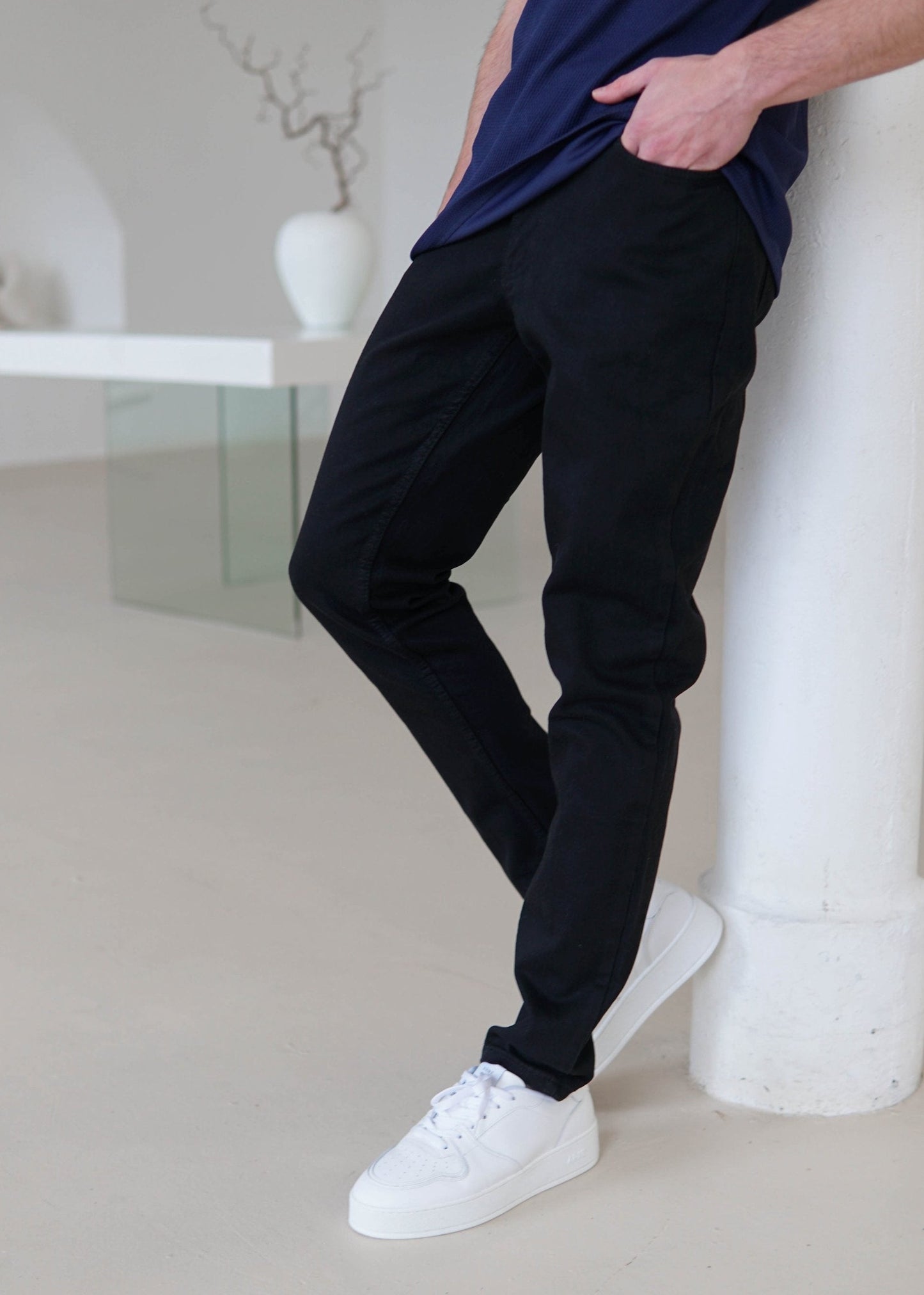 Relaxed Tapered Jeans In Jet Black
